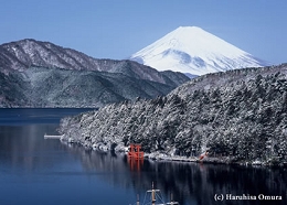 雲晴れの湖畔